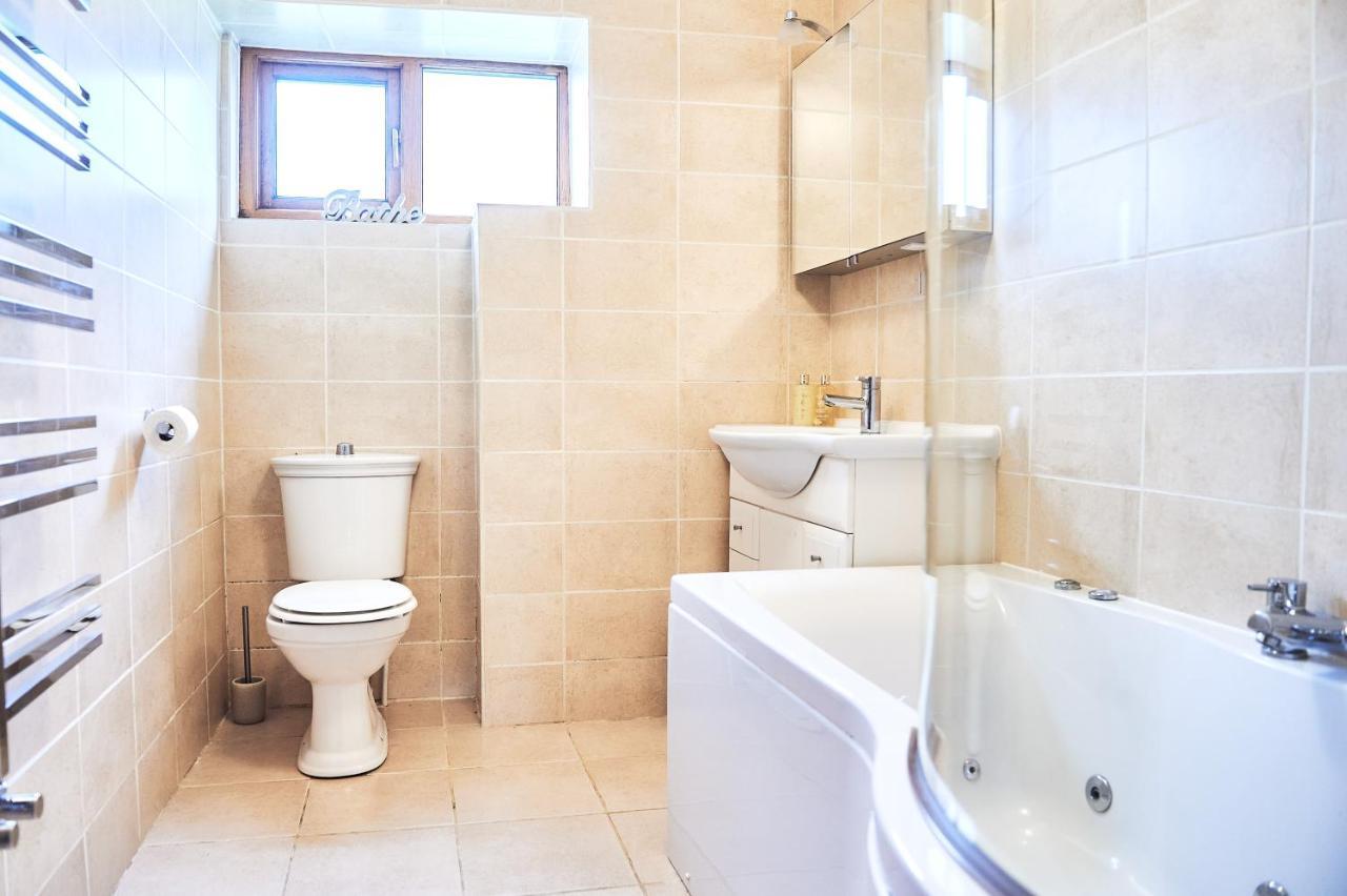 Penuwch Boathouse- Lakeside Rural Cottage Ideal For Families With Indoor Heated Pool Carmarthen Luaran gambar